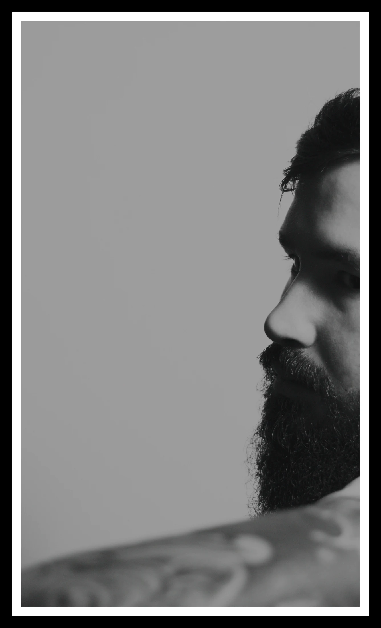Retrato lateral en blanco y negro de un hombre con barba